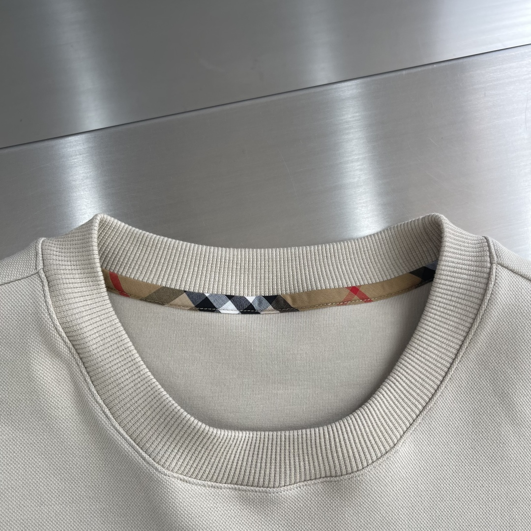 -BBR 2025秋冬新款！！ 延续经典，从版型到设计都很有时代的新潮感 。 微阔版型，整体上身感更具时