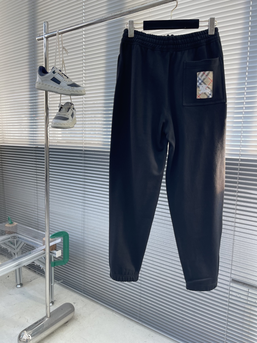 NO:743577,The highest version on the market, the girl inspects the goods, trims the three marks on the threads, and delivers the goods. You can send pictures and videos. If you want quality and service, please add me on WeChat. We will not accept urgent orders. -BBR cotton plaid appliqué jogging pants are made of lightweight turned-over velvet cotton fabric, using cotton fiber as the main raw material. The front is a smooth cotton surface, and the other side is raised to form a fine velvet surface, which is breathable, hygroscopic and soft.  The waist is designed with an elastic band and is adjusted with a drawstring. Three-needle and five-thread technology is used to sew the waist elastic band and trouser legs to make it more solid, flat, beautiful and with good elasticity. There are pockets on both sides, and the edges are tacked. There are rectangular pockets on the hips that are also tacked, making it stronger and more beautiful. The back patch pocket is decorated with the brand's classic plaid war horse logo appliqué. The flat beef ribs are closed at the feet to make it more linear.  This product incorporates BUR's classic plaid equestrian knight logo, which well reflects the product's recognition. Size: S M L19860909市面最高版本小妹验货、修剪线头上三标、发货可发图及拍视频,要品质要服务的加我微信,不接急单. -BBR棉质格纹贴花慢跑裤 选用轻盈的翻面绒棉质面料,以棉纤维为主要原料,正面是光滑的棉质表面,另一面经过起绒处理,形成细腻的绒毛表面,具有透气性,吸湿性和柔软性. 腰部采用松紧带设计,搭配抽绳调节,运用三针五线工艺缝合腰部松紧带和裤腿,使其更加牢固、平整和美观具有良好的弹性.两侧设有口袋,边缘处均做了套结,臀部位置设有长方形口袋也做了套结,使其更加牢固美观,后贴袋上饰有品牌经典的格纹战马徽标贴花.扁牛筋收脚口,使其更具线条感 这款产品融入了BUR经典的格纹马术骑士徽标,很好的体现了产品的辨识度 码数: S M L XL 尺码裤长坐围腰围 S 99108 74 M100 11278  L101116  82 XL102 120 86,博柏利-服装,burberry,,Women's clothing