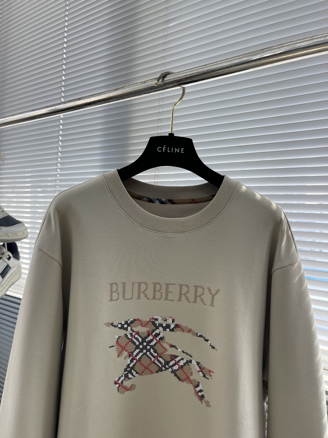 -BBR 2025秋冬新款！！ 延续经典，从版型到设计都很有时代的新潮感 。 微阔版型，整体上身感更具时