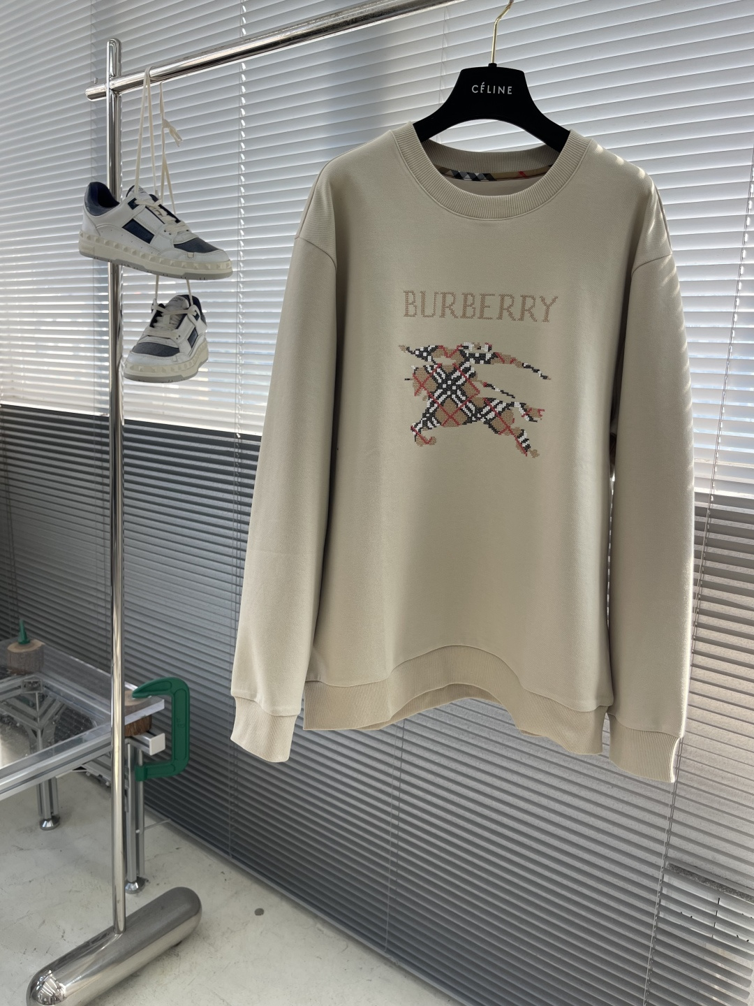 -BBR 2025秋冬新款！！ 延续经典，从版型到设计都很有时代的新潮感 。 微阔版型，整体上身感更具时