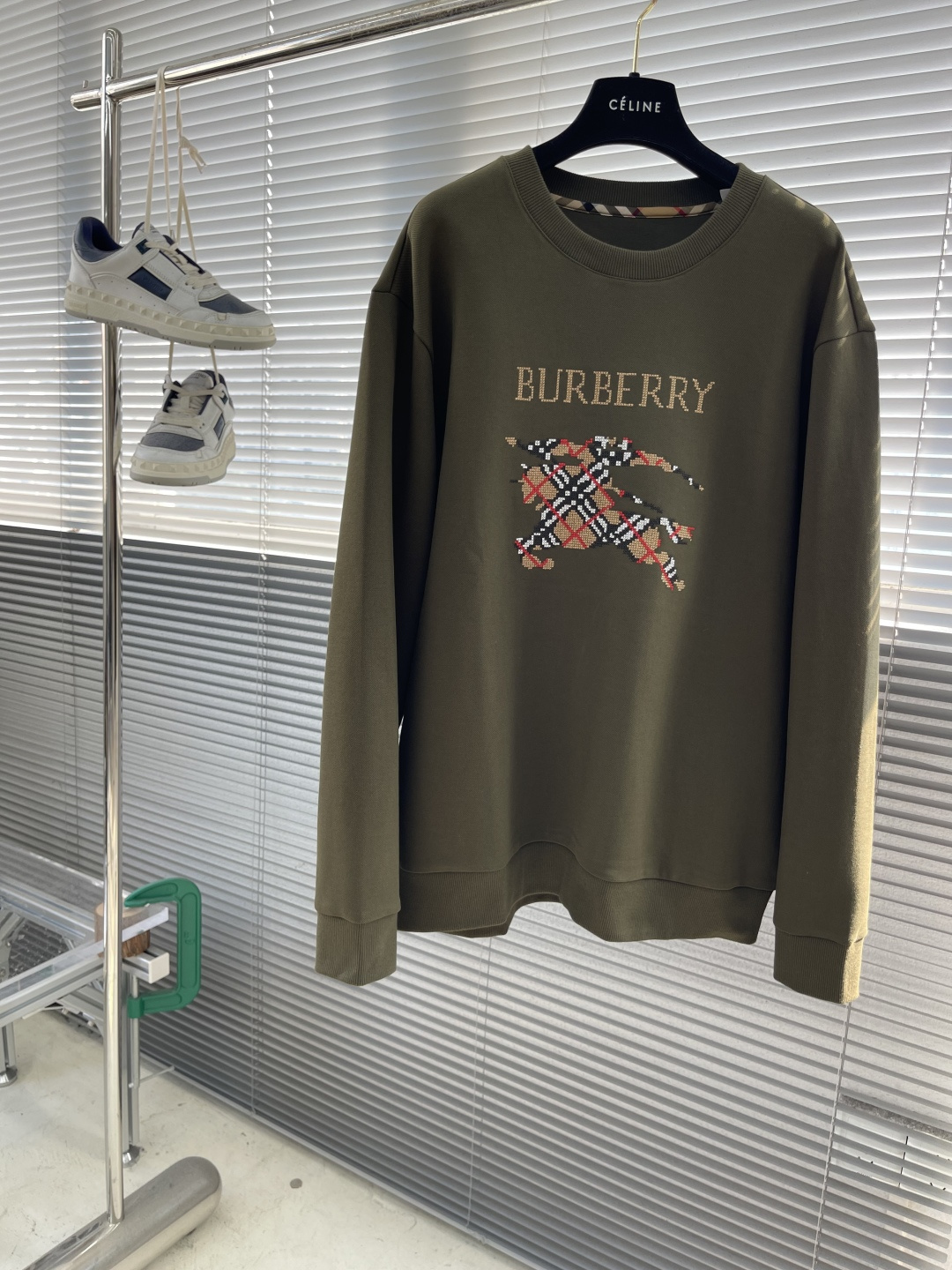 -BBR 2025秋冬新款！！ 延续经典，从版型到设计都很有时代的新潮感 。 微阔版型，整体上身感更具时