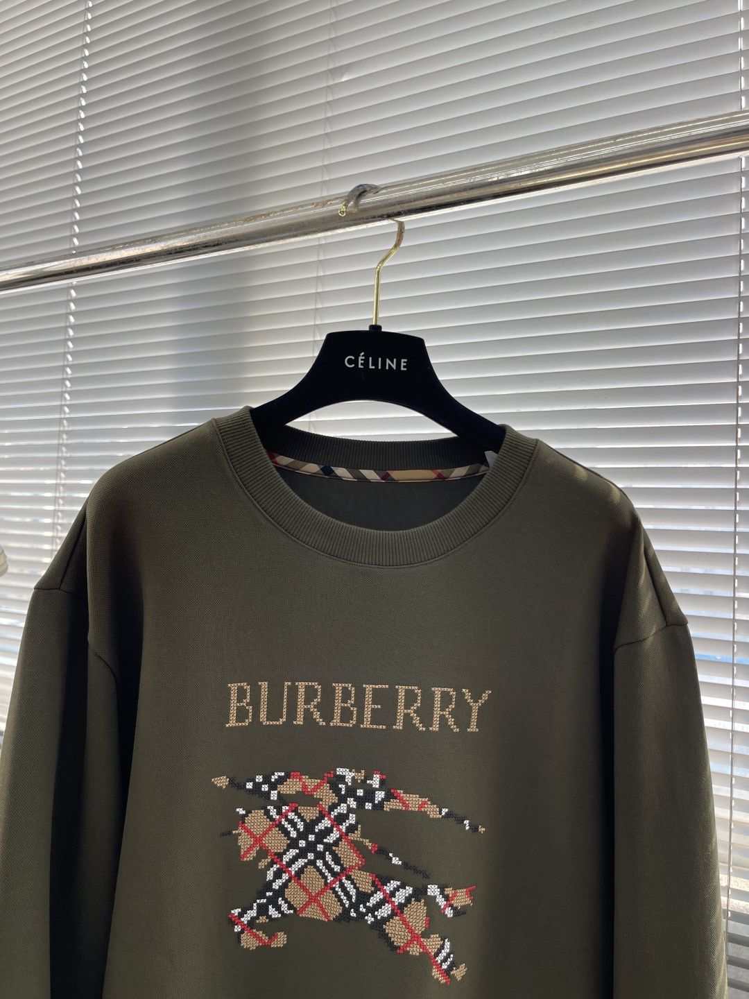 -BBR 2025秋冬新款！！ 延续经典，从版型到设计都很有时代的新潮感 。 微阔版型，整体上身感更具时