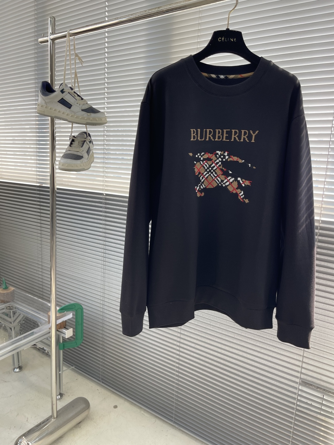 -BBR 2025秋冬新款！！ 延续经典，从版型到设计都很有时代的新潮感 。 微阔版型，整体上身感更具时