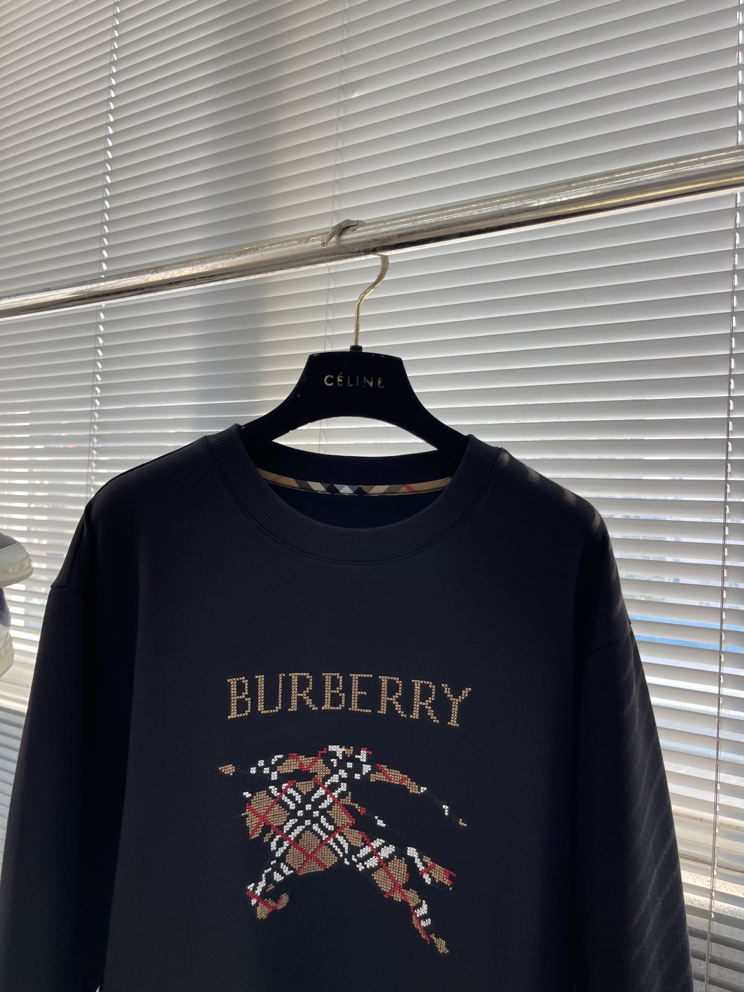 -BBR 2025秋冬新款！！ 延续经典，从版型到设计都很有时代的新潮感 。 微阔版型，整体上身感更具时