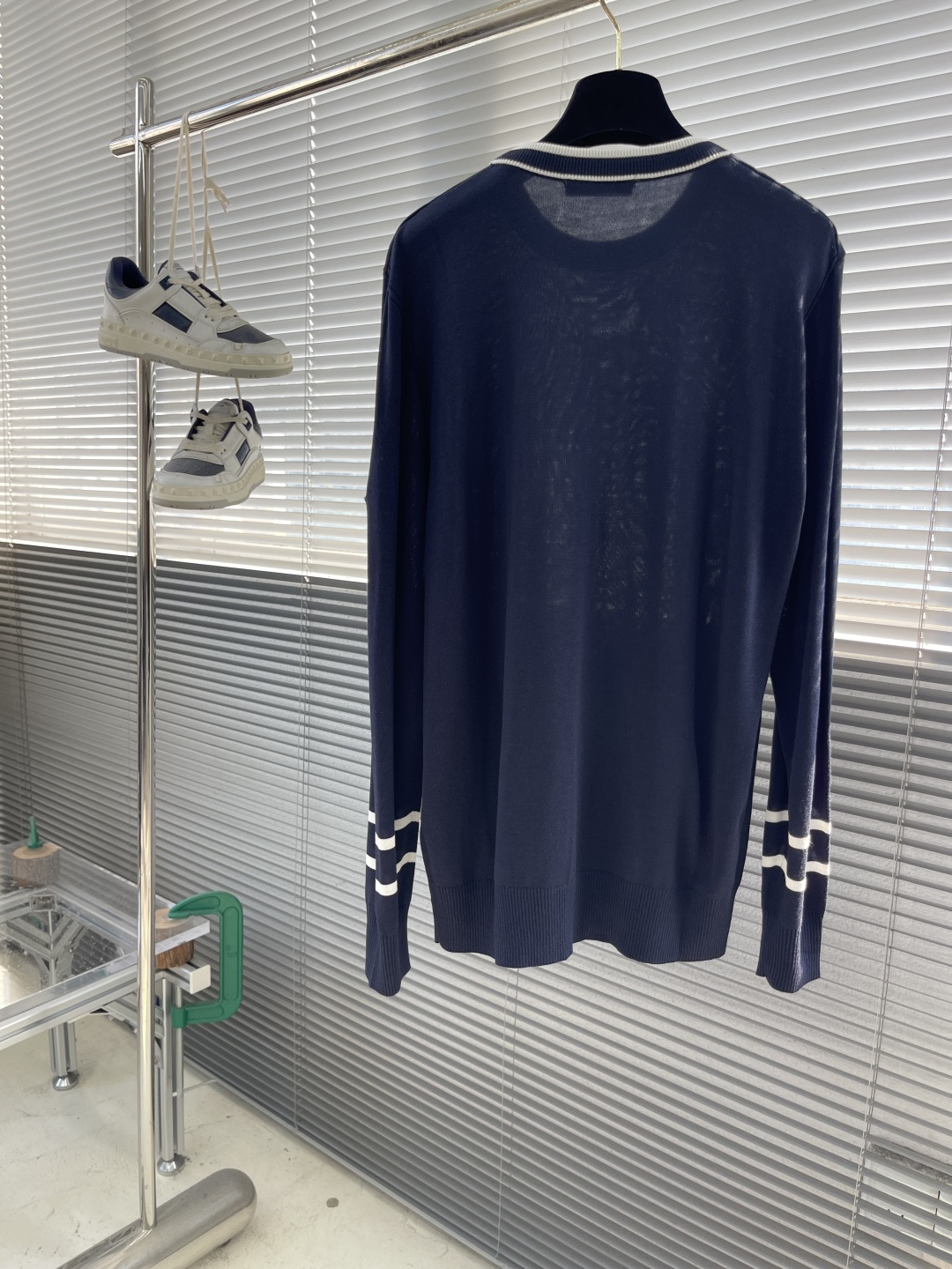 -mon 针织圆领套头毛衣采用定制订染纱线，采用定制订染纱线，选用60%腈纶24%天丝10%羊毛6%桑蚕