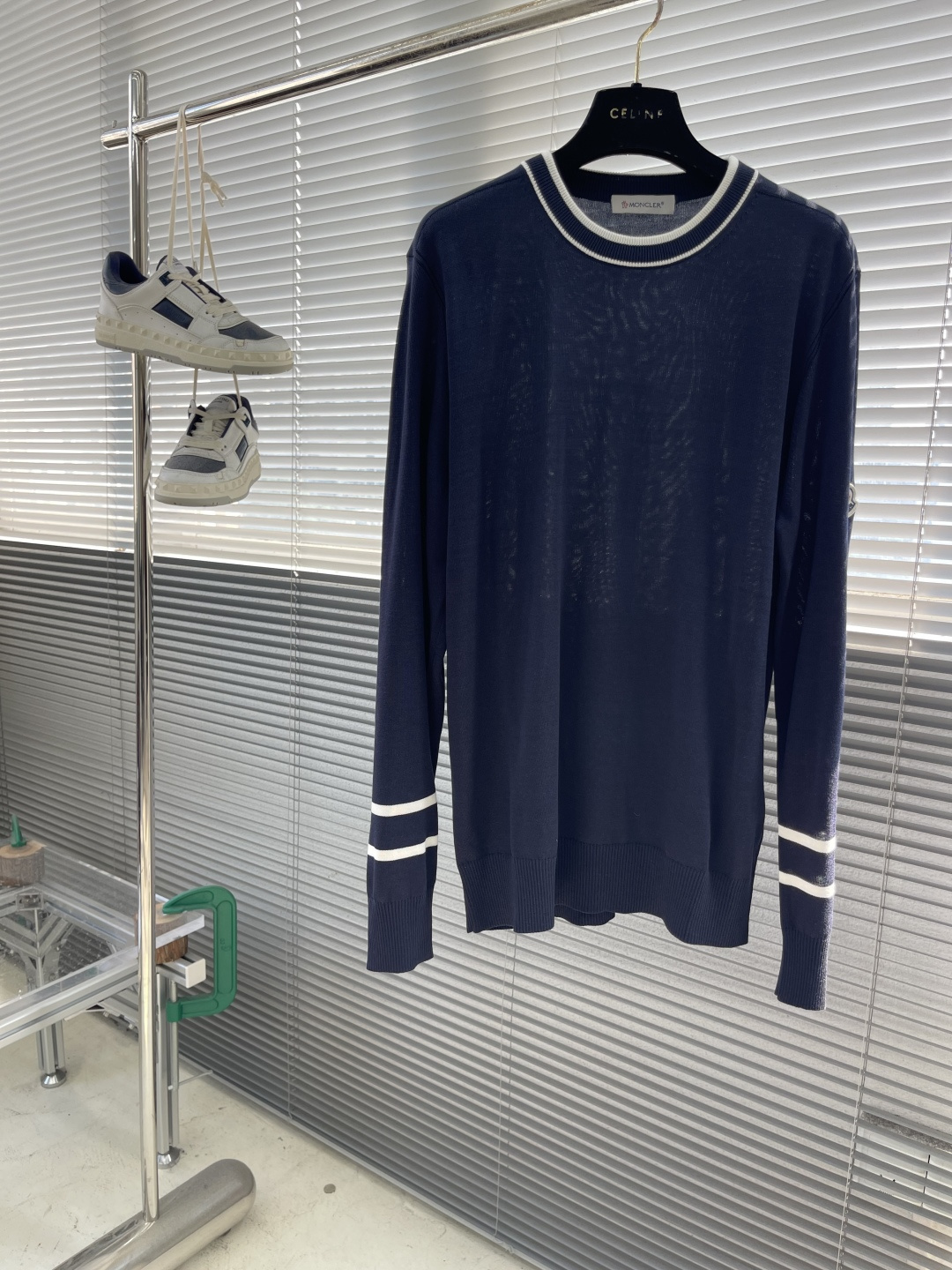 -mon 针织圆领套头毛衣采用定制订染纱线，采用定制订染纱线，选用60%腈纶24%天丝10%羊毛6%桑蚕