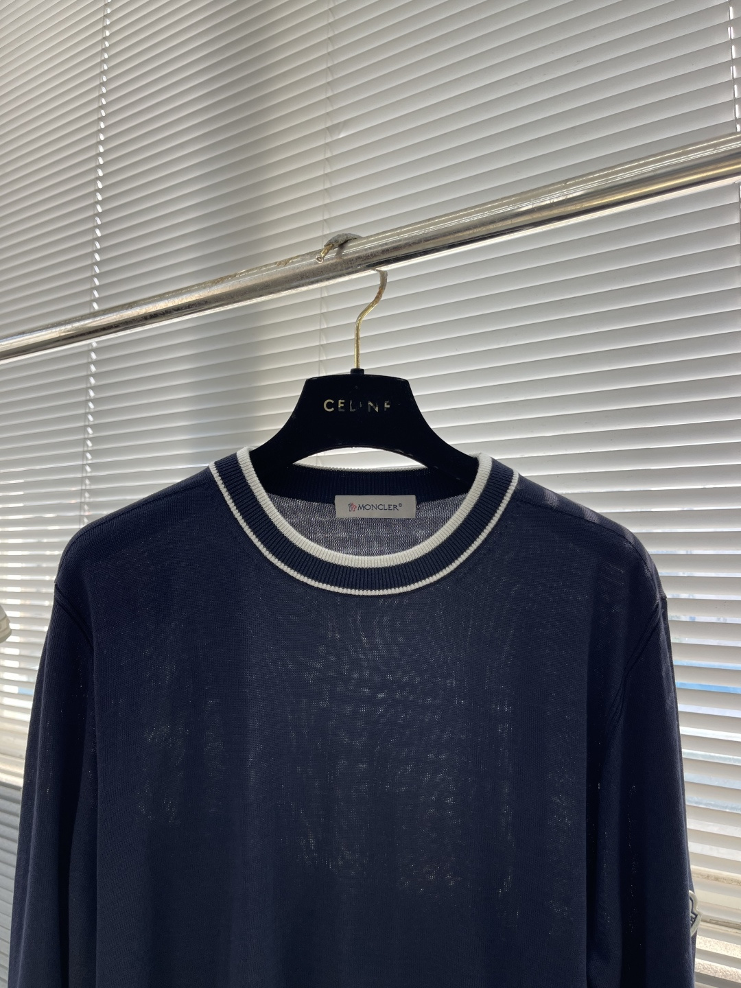 -mon 针织圆领套头毛衣采用定制订染纱线，采用定制订染纱线，选用60%腈纶24%天丝10%羊毛6%桑蚕