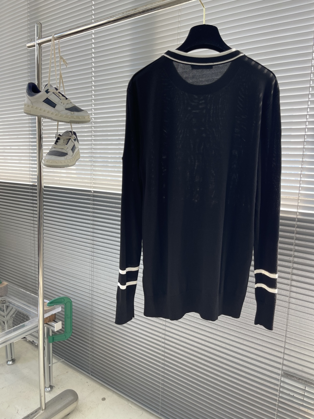 -mon 针织圆领套头毛衣采用定制订染纱线，采用定制订染纱线，选用60%腈纶24%天丝10%羊毛6%桑蚕