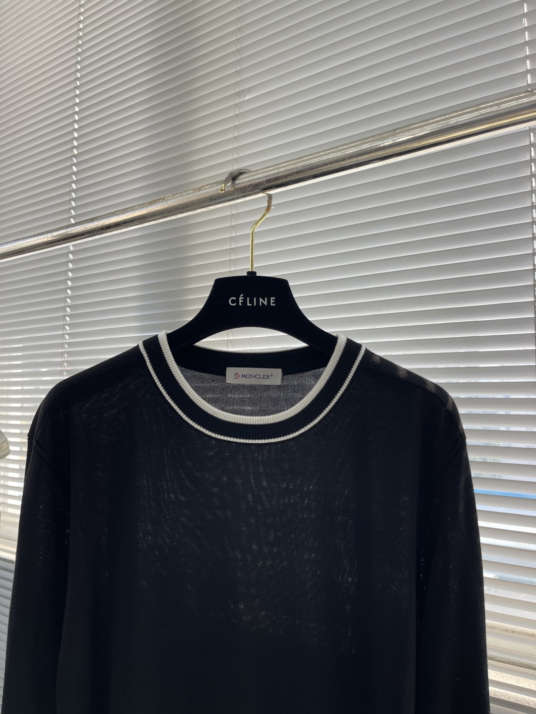 -mon 针织圆领套头毛衣采用定制订染纱线，采用定制订染纱线，选用60%腈纶24%天丝10%羊毛6%桑蚕