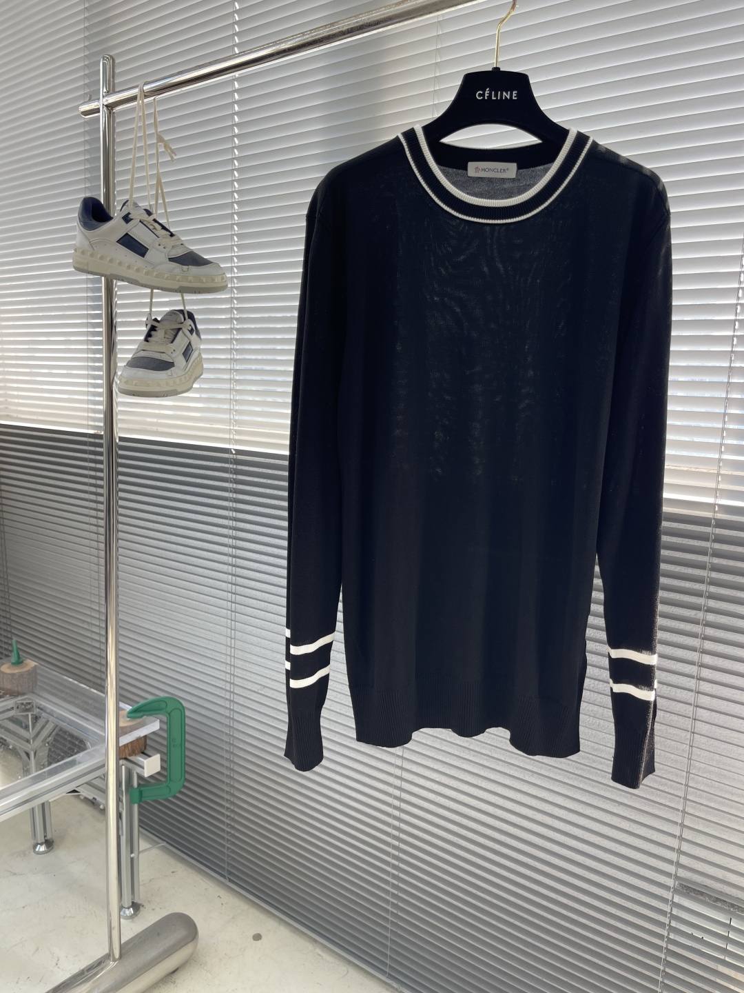 -mon 针织圆领套头毛衣采用定制订染纱线，采用定制订染纱线，选用60%腈纶24%天丝10%羊毛6%桑蚕