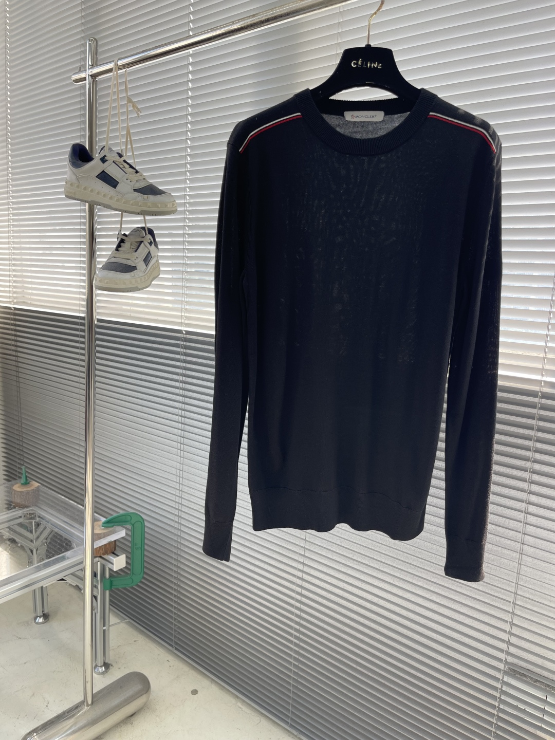 -mon 针织圆领套头毛衣采用定制订染纱线，采用定制订染纱线，选用60%腈纶24%天丝10%羊毛6%桑蚕