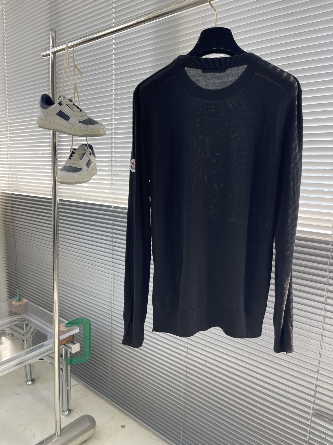 -mon 针织圆领套头毛衣采用定制订染纱线，采用定制订染纱线，选用60%腈纶24%天丝10%羊毛6%桑蚕