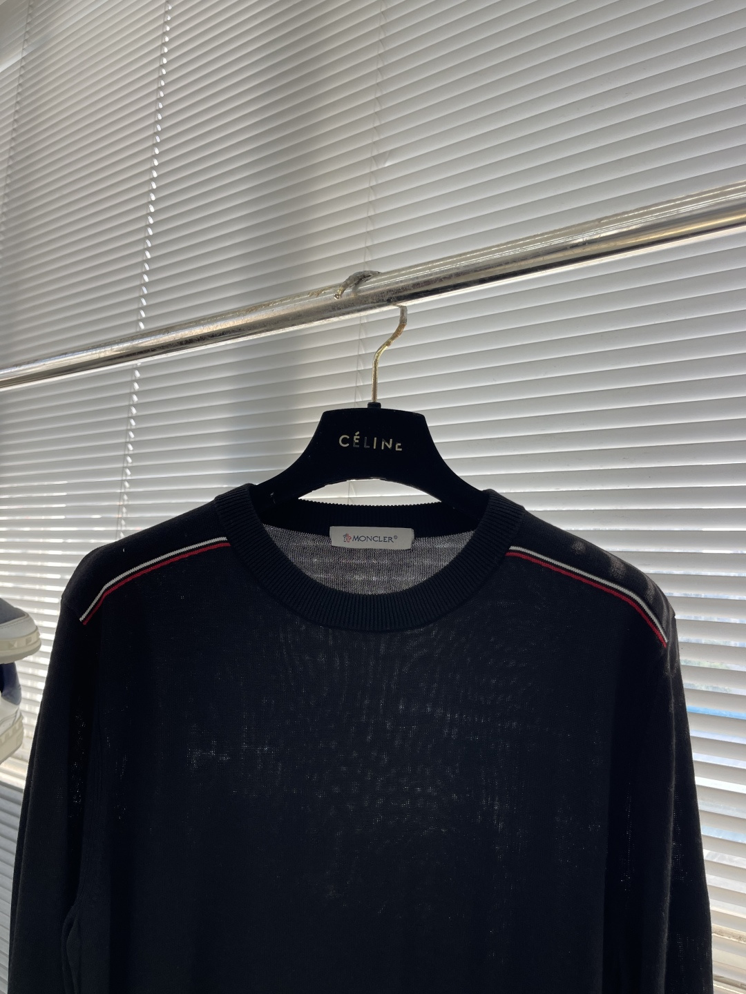 -mon 针织圆领套头毛衣采用定制订染纱线，采用定制订染纱线，选用60%腈纶24%天丝10%羊毛6%桑蚕