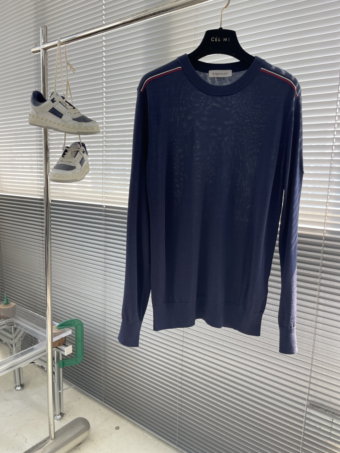 -mon 针织圆领套头毛衣采用定制订染纱线，采用定制订染纱线，选用60%腈纶24%天丝10%羊毛6%桑蚕