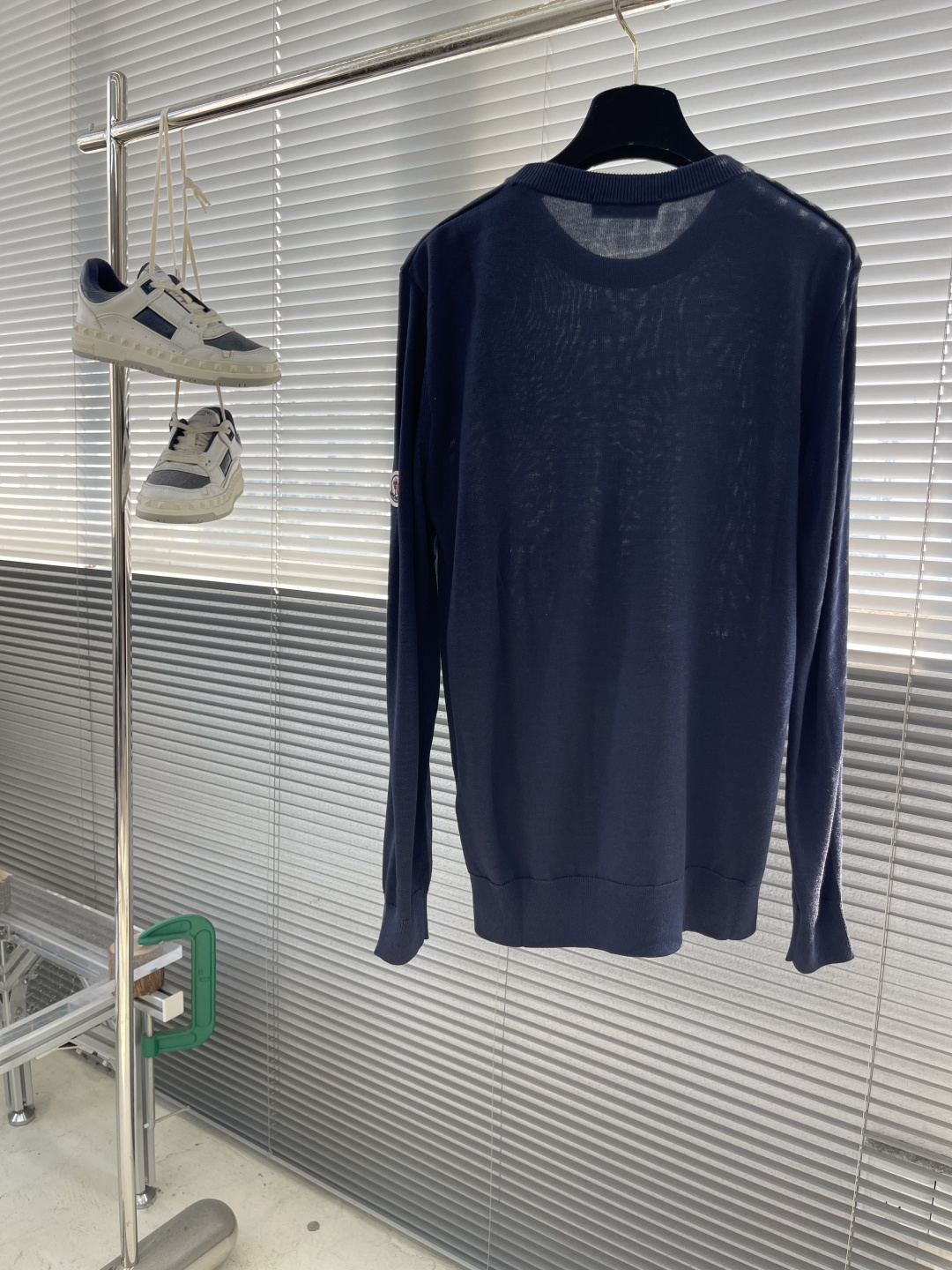 -mon 针织圆领套头毛衣采用定制订染纱线，采用定制订染纱线，选用60%腈纶24%天丝10%羊毛6%桑蚕