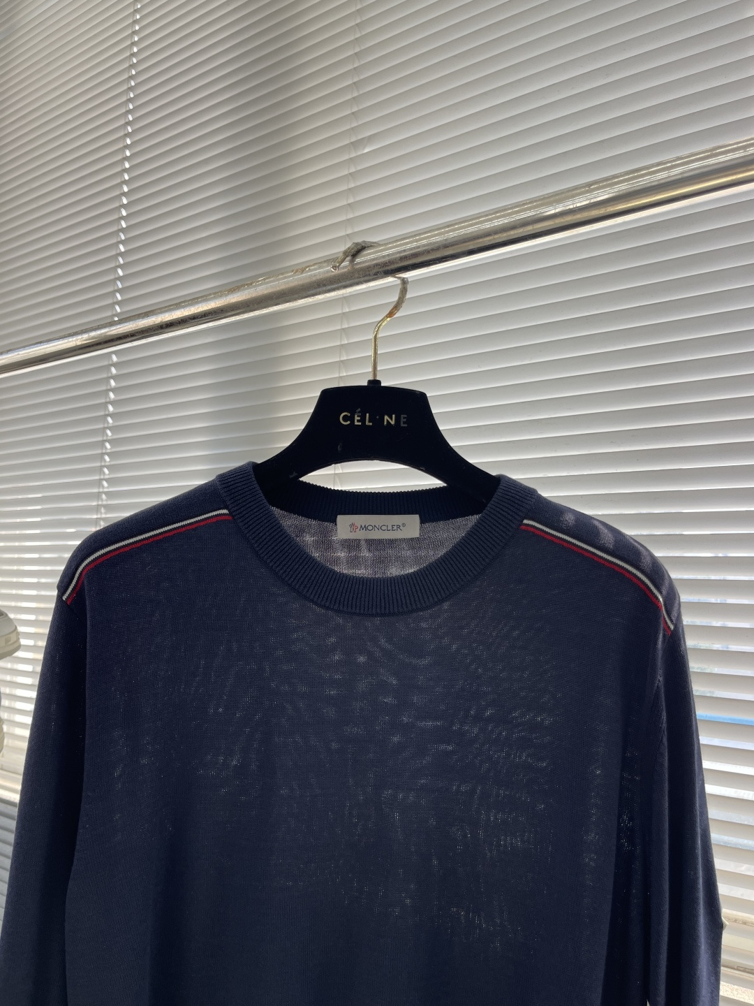 -mon 针织圆领套头毛衣采用定制订染纱线，采用定制订染纱线，选用60%腈纶24%天丝10%羊毛6%桑蚕