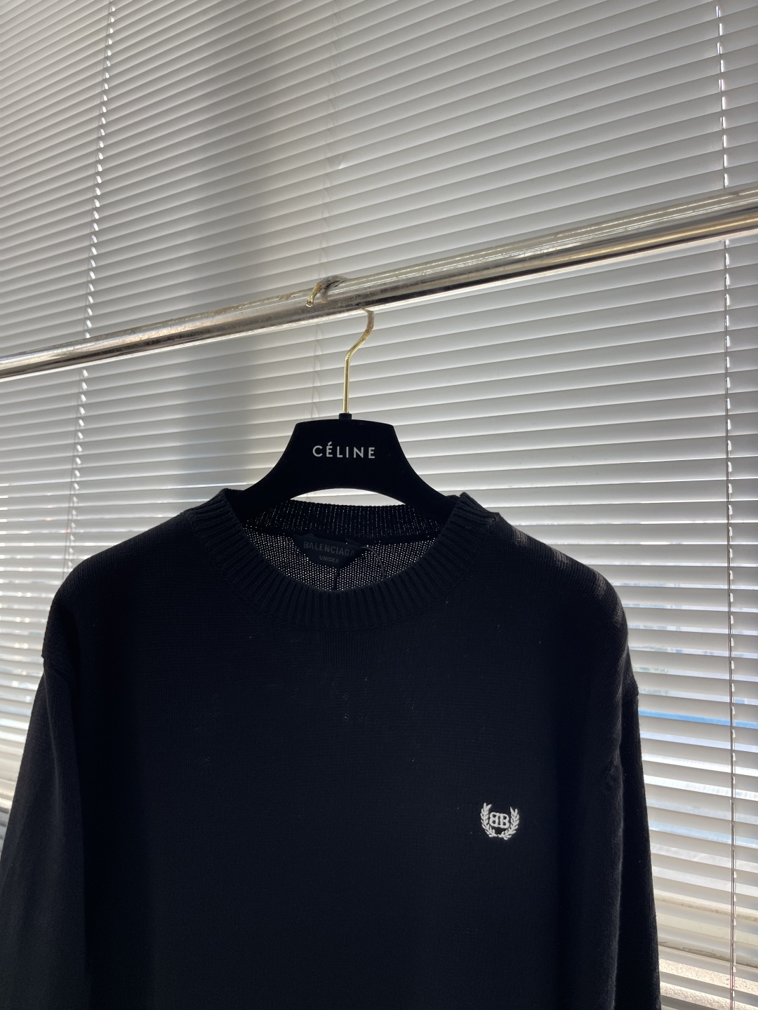 -Balenciag 麦穗刺绣泥印针织衫采用90%棉，搭配10%羊毛。该款面料上身版型较为立体，10%羊