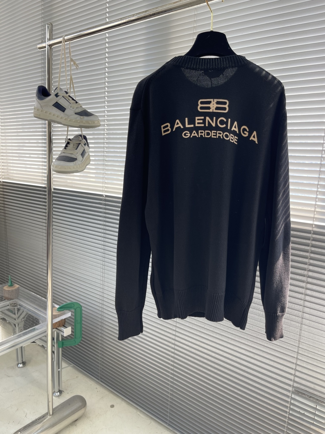 -Balenciag 麦穗刺绣泥印针织衫采用90%棉，搭配10%羊毛。该款面料上身版型较为立体，10%羊