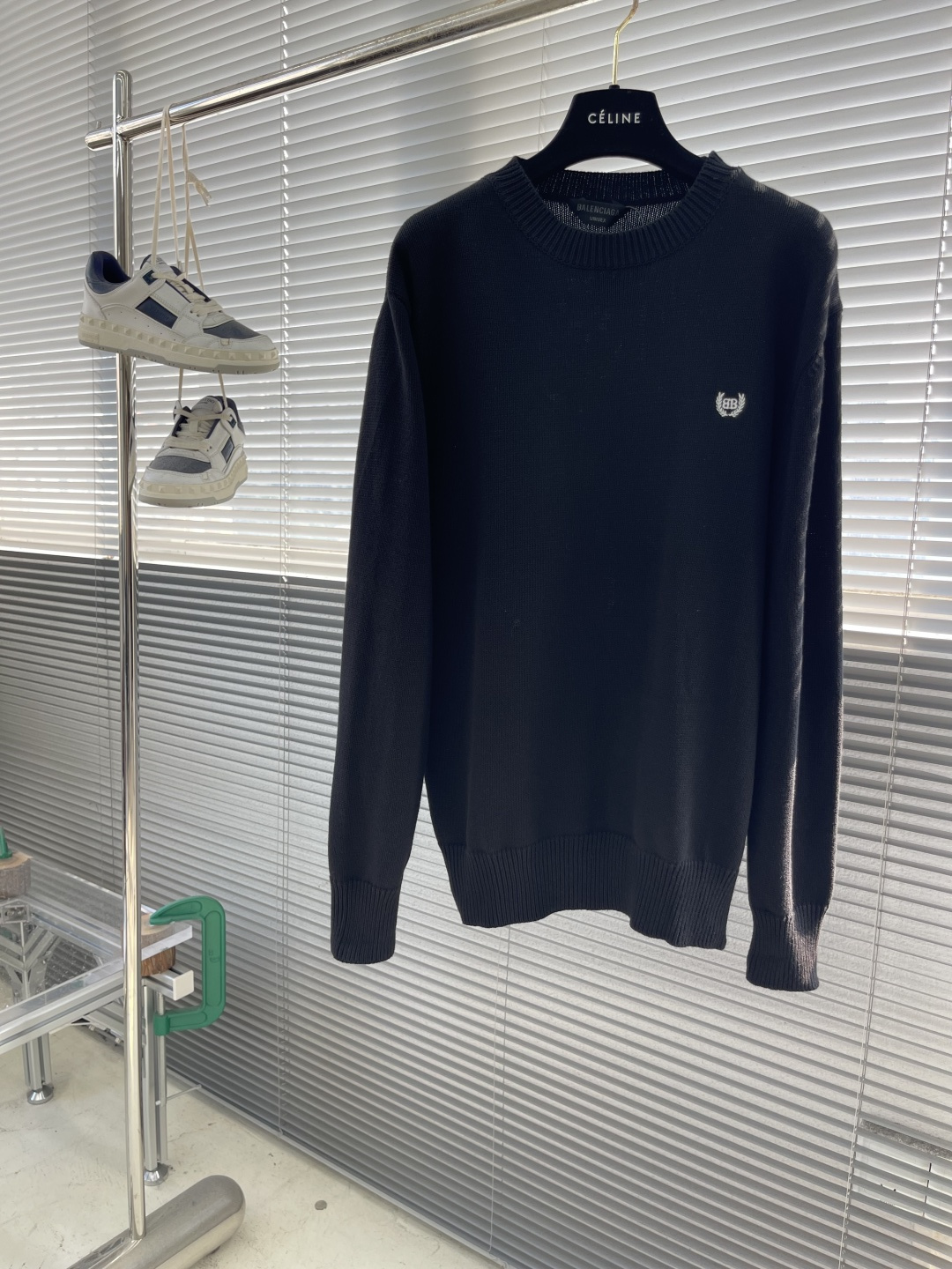 -Balenciag 麦穗刺绣泥印针织衫采用90%棉，搭配10%羊毛。该款面料上身版型较为立体，10%羊