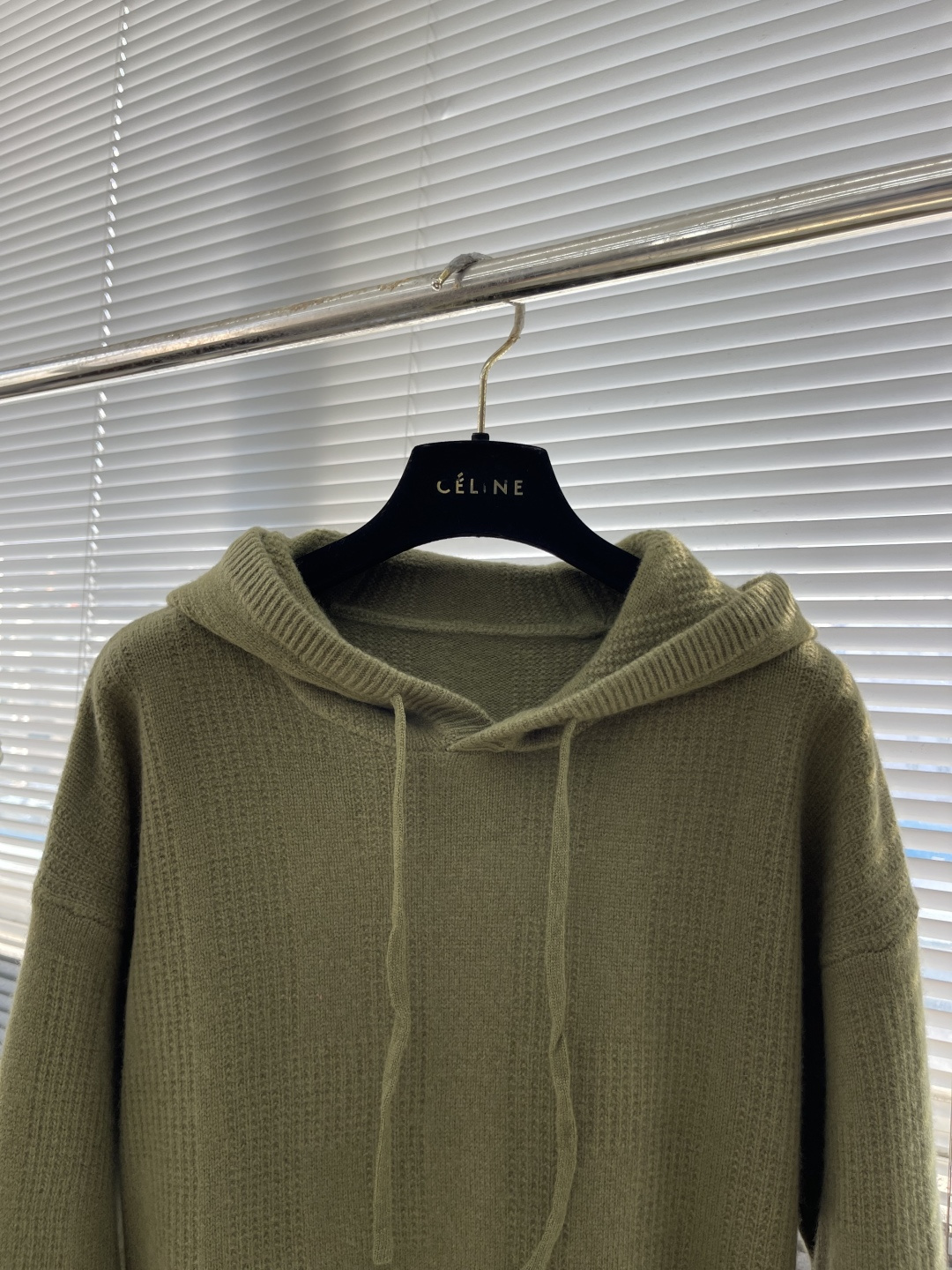 -Herme 2025秋冬新款毛衣！优质羊毛，简约而不简单。休闲连帽款式，日常搭配出街轻松搭配。做工精细