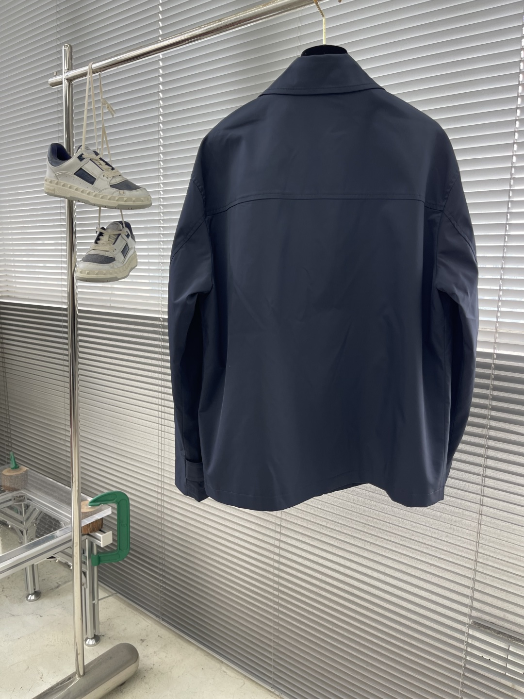 -FEND 25fw新款商务夹克外套客订面料专柜面料，保障版型与穿着舒适度，可能经防水、抗皱等后整理 。