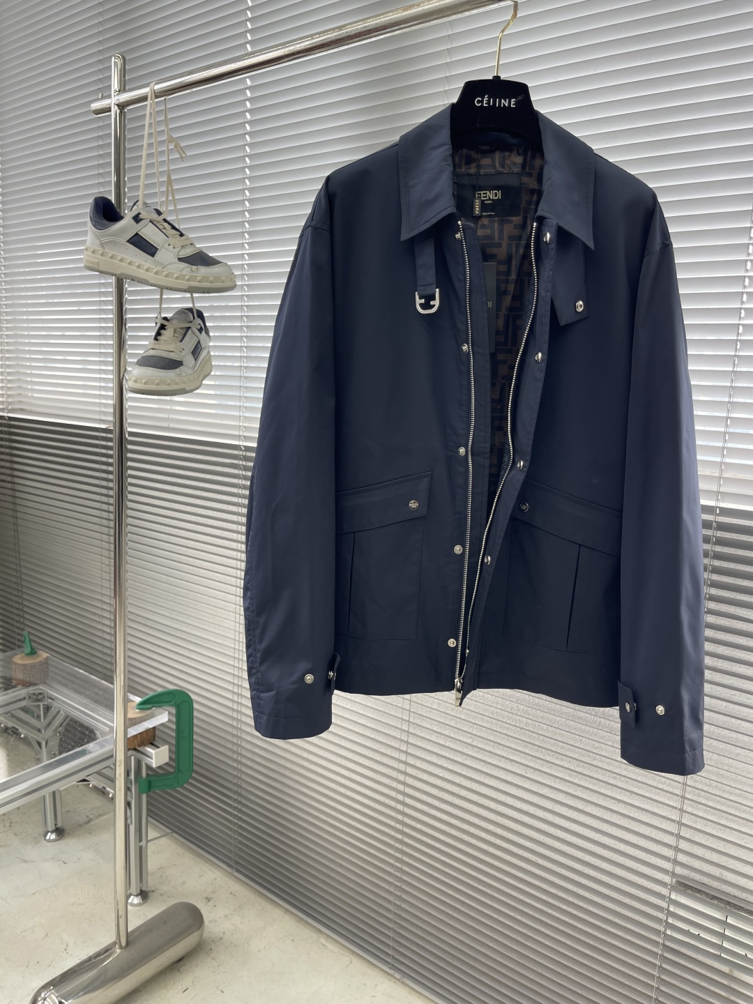 -FEND 25fw新款商务夹克外套客订面料专柜面料，保障版型与穿着舒适度，可能经防水、抗皱等后整理 。