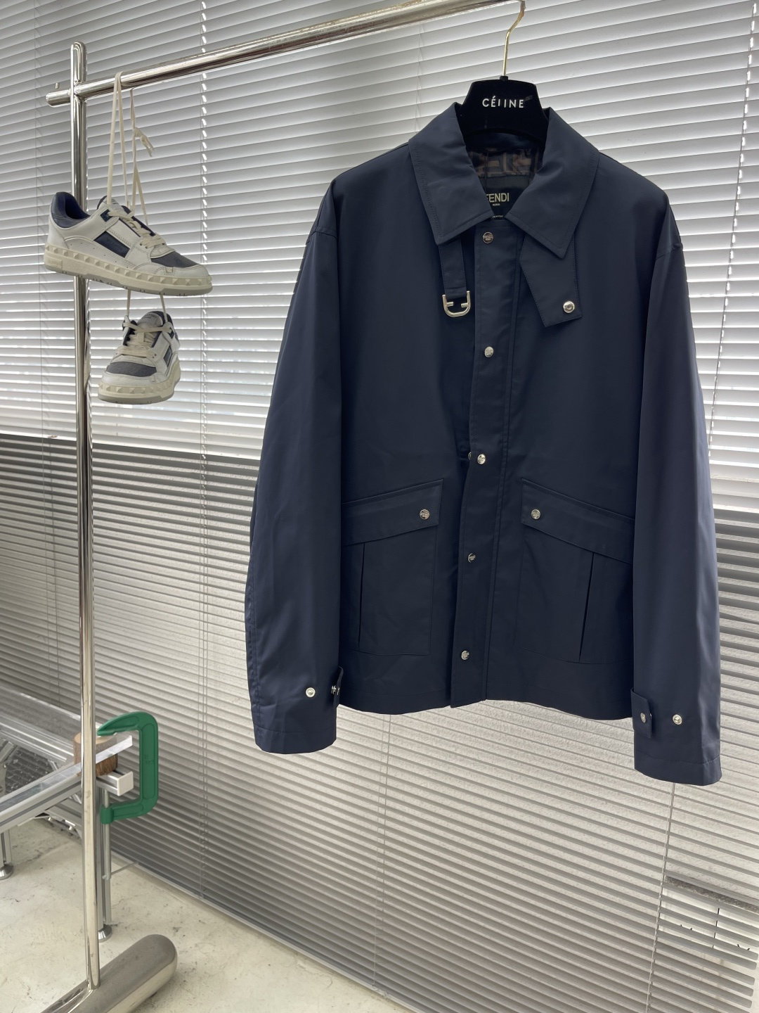 -FEND 25fw新款商务夹克外套客订面料专柜面料，保障版型与穿着舒适度，可能经防水、抗皱等后整理 。