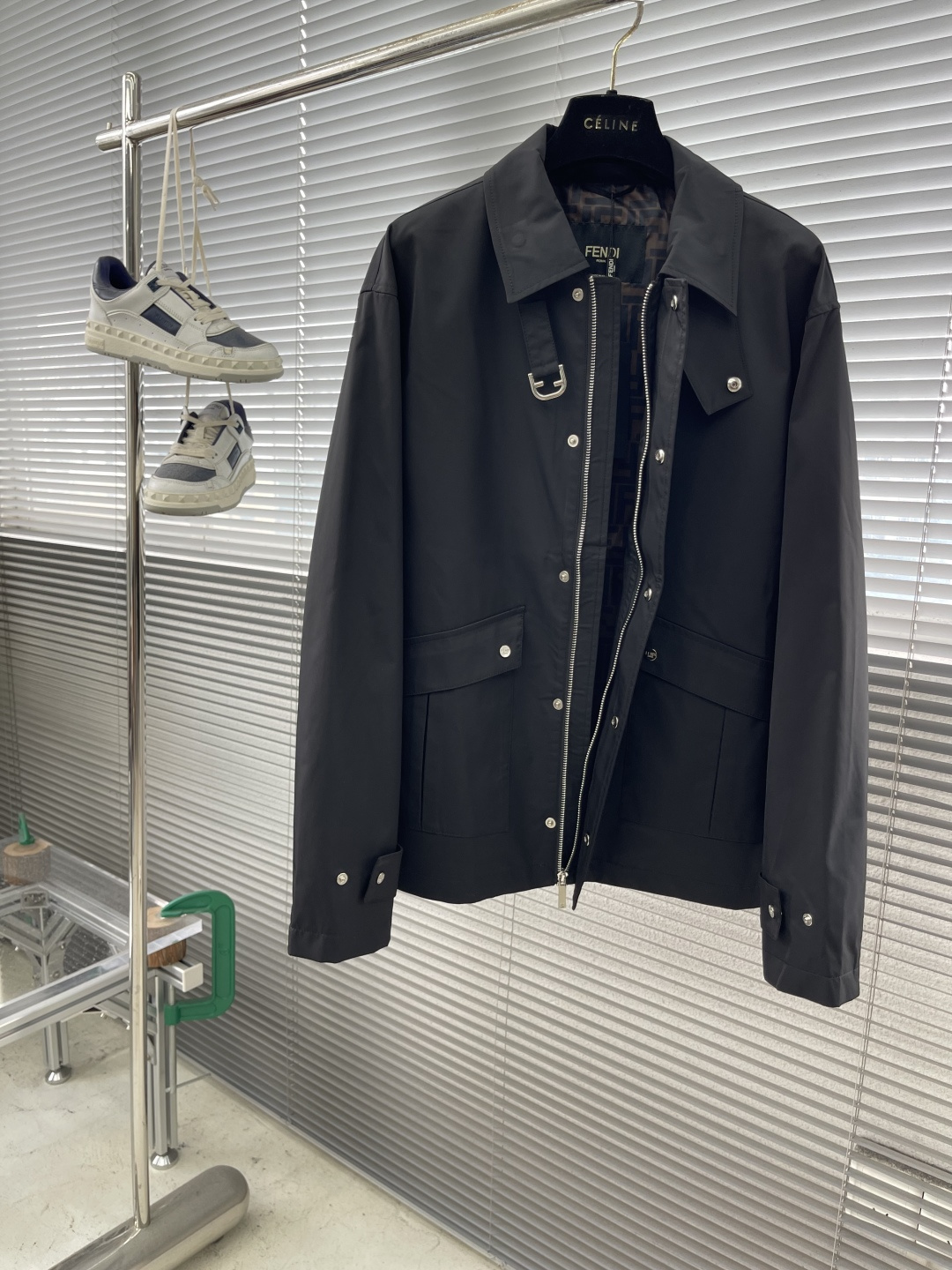 -FEND 25fw新款商务夹克外套客订面料专柜面料，保障版型与穿着舒适度，可能经防水、抗皱等后整理 。