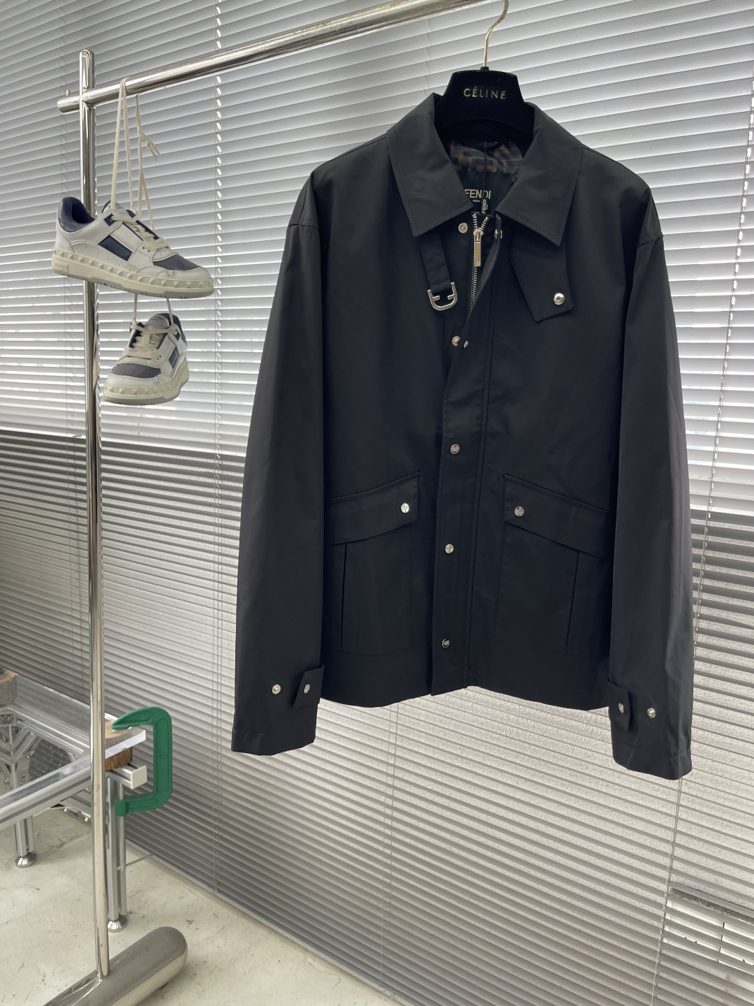 -FEND 25fw新款商务夹克外套客订面料专柜面料，保障版型与穿着舒适度，可能经防水、抗皱等后整理 。