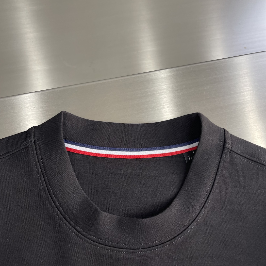 -mon 25秋冬新款短袖打底衫，纯色款 特色鲜明简洁，搭配高品质超滑纯棉面料及完美版型设计。胸前经典L