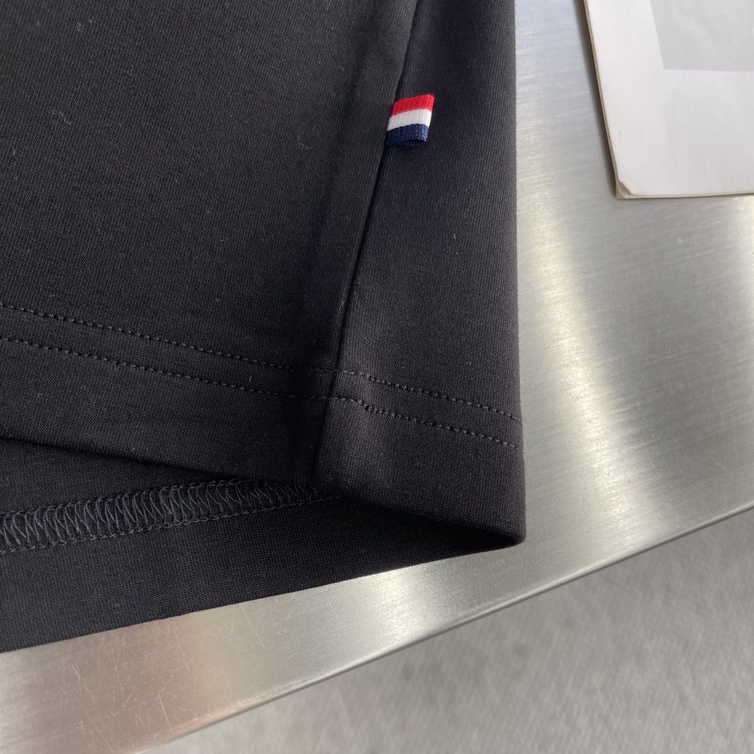 -mon 25秋冬新款短袖打底衫，纯色款 特色鲜明简洁，搭配高品质超滑纯棉面料及完美版型设计。胸前经典L