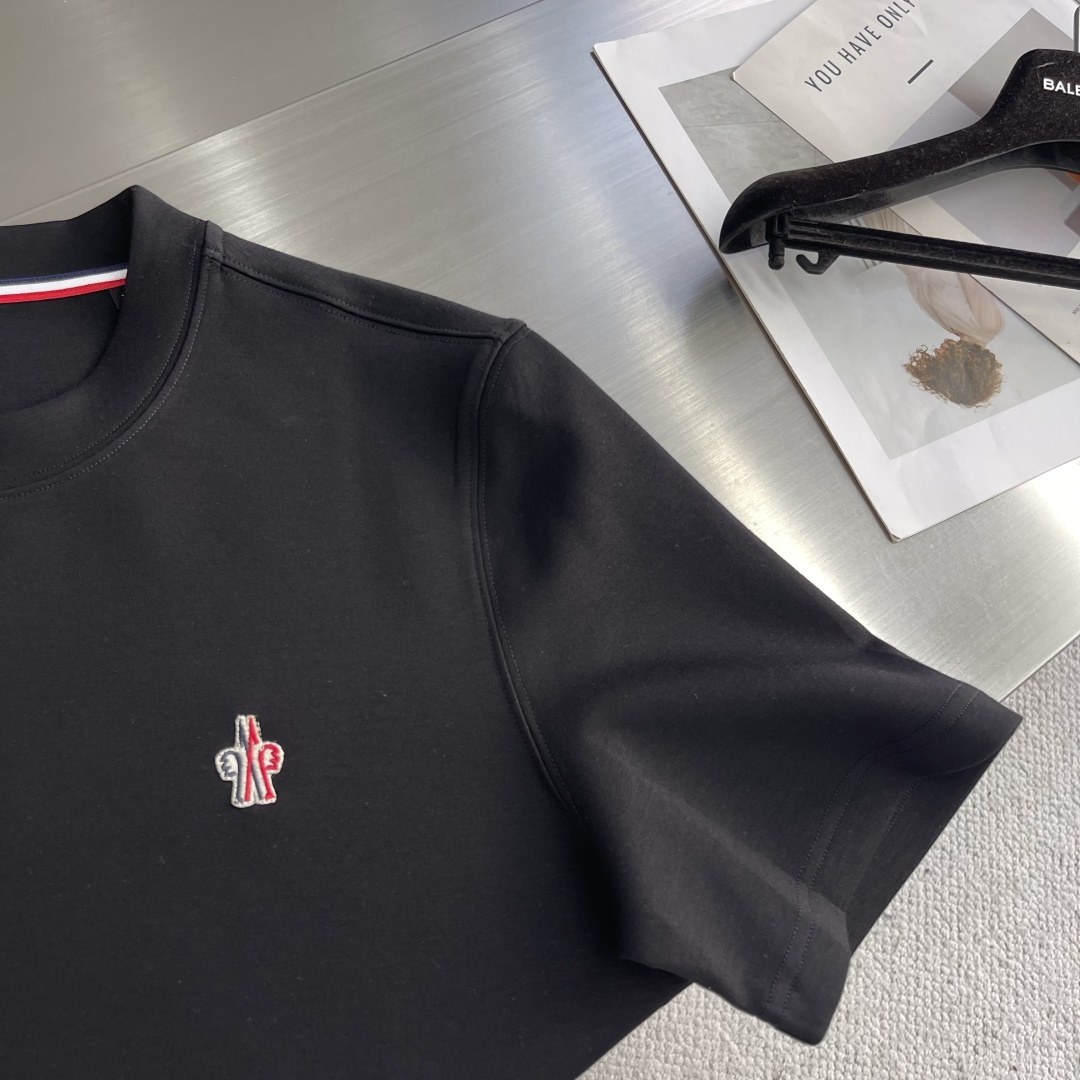 -mon 25秋冬新款短袖打底衫，纯色款 特色鲜明简洁，搭配高品质超滑纯棉面料及完美版型设计。胸前经典L