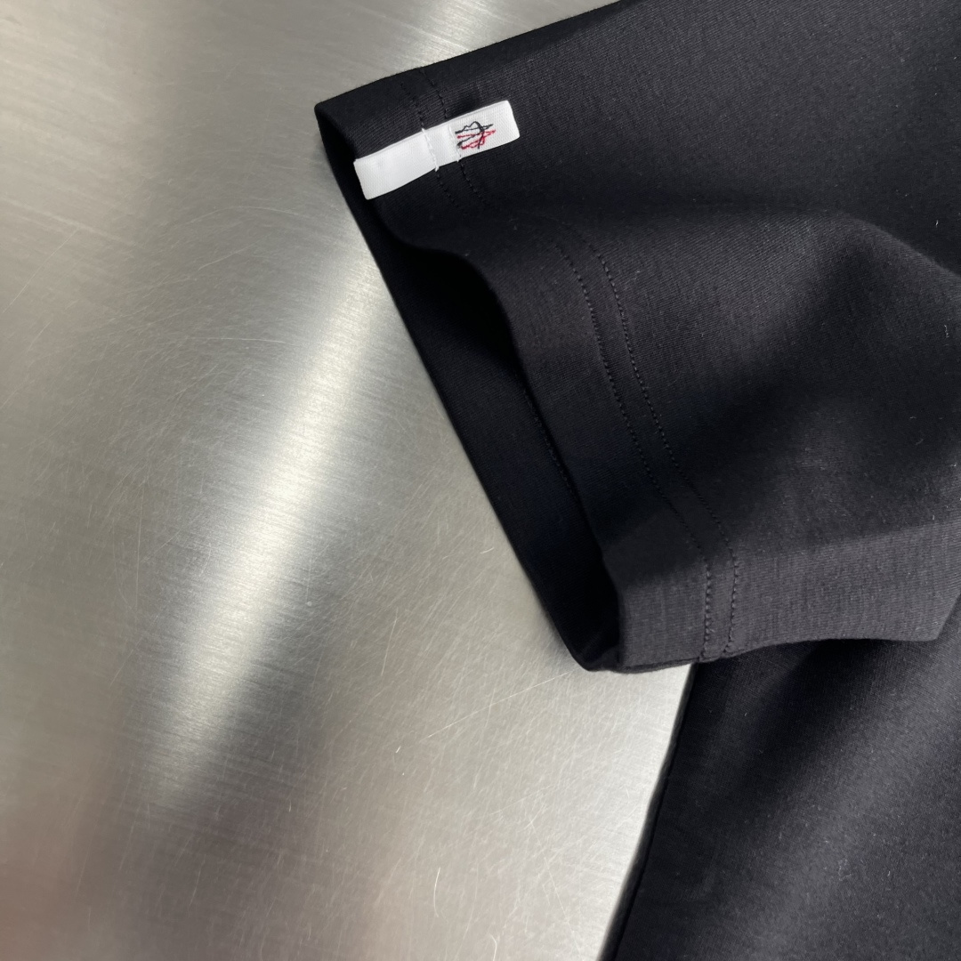 -mon 25秋冬新款短袖打底衫，纯色款 特色鲜明简洁，搭配高品质超滑纯棉面料及完美版型设计。胸前经典L