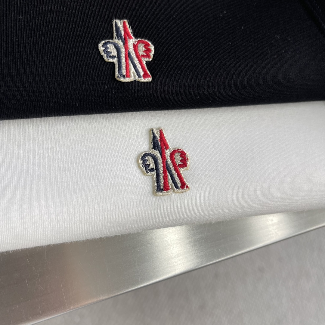 -mon 25秋冬新款短袖打底衫，纯色款 特色鲜明简洁，搭配高品质超滑纯棉面料及完美版型设计。胸前经典L