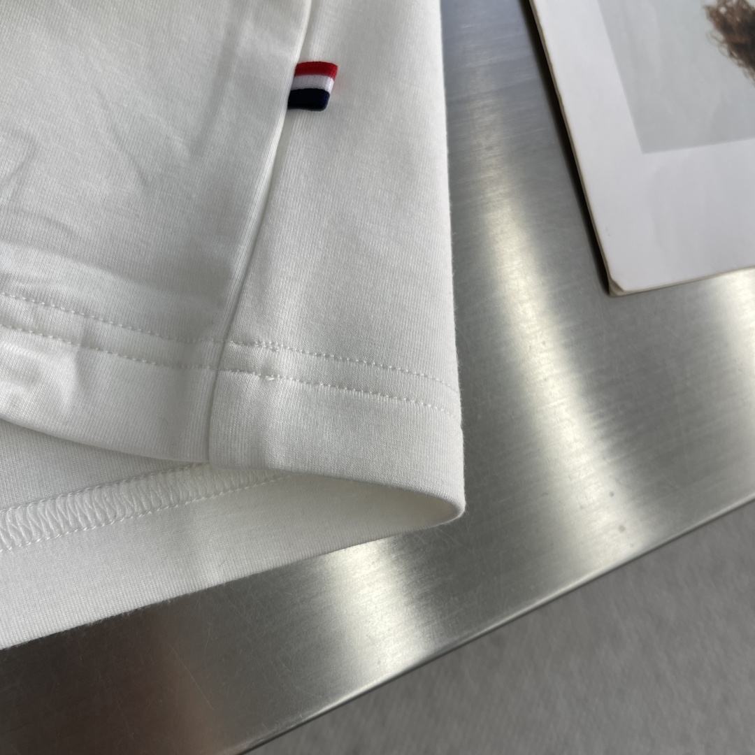 -mon 25秋冬新款短袖打底衫，纯色款 特色鲜明简洁，搭配高品质超滑纯棉面料及完美版型设计。胸前经典L