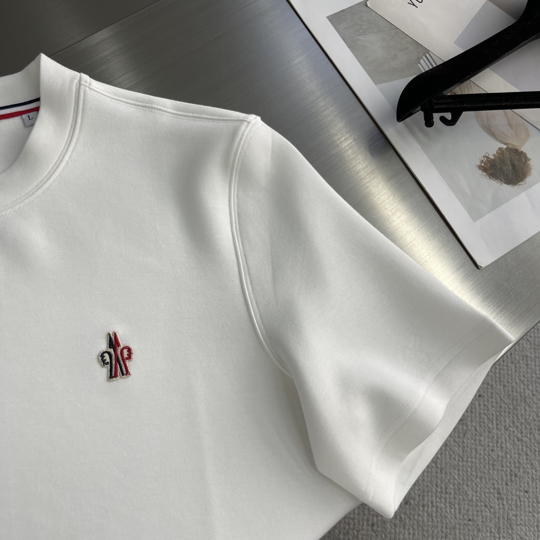 -mon 25秋冬新款短袖打底衫，纯色款 特色鲜明简洁，搭配高品质超滑纯棉面料及完美版型设计。胸前经典L