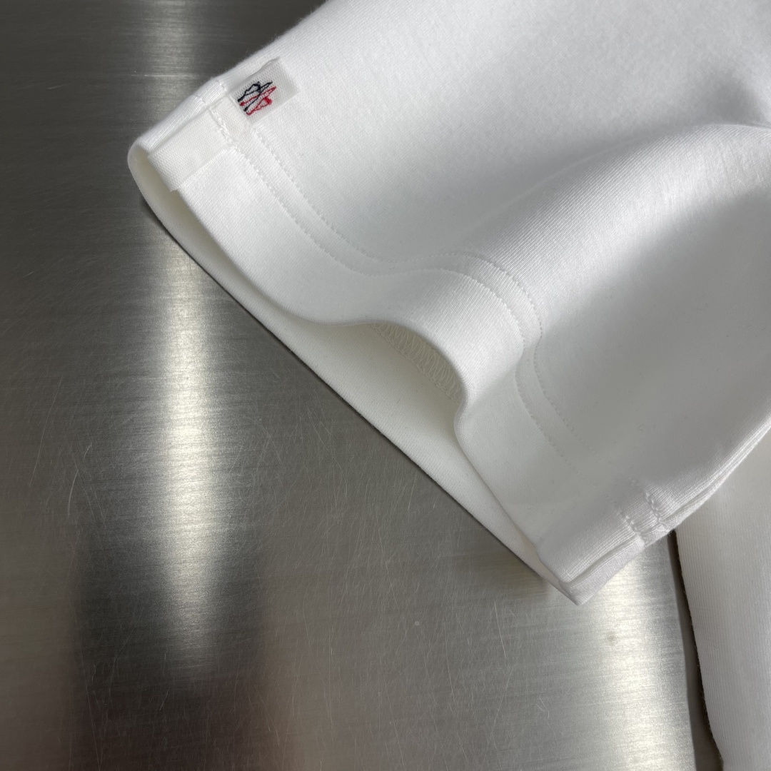 -mon 25秋冬新款短袖打底衫，纯色款 特色鲜明简洁，搭配高品质超滑纯棉面料及完美版型设计。胸前经典L