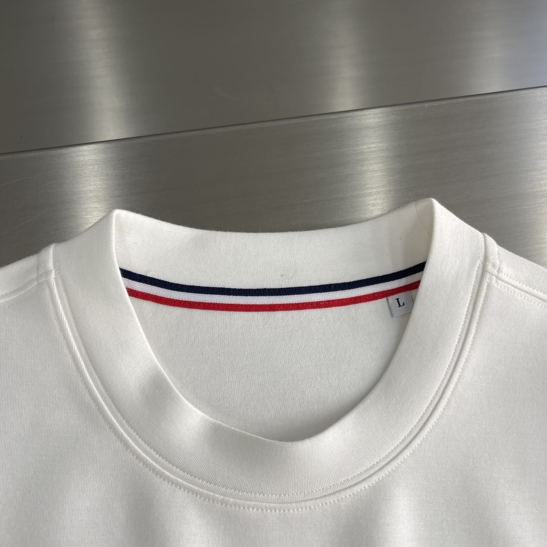 -mon 25秋冬新款短袖打底衫，纯色款 特色鲜明简洁，搭配高品质超滑纯棉面料及完美版型设计。胸前经典L