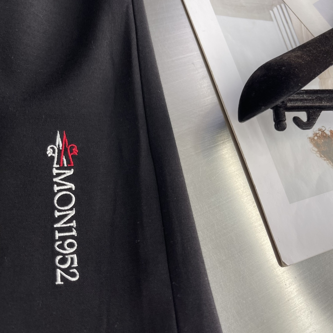 -mon 圆领长袖T恤 秋天可外穿 冬天可打底 一年四季可穿 超高性价比 随意对比面料采用原版订制压肤感