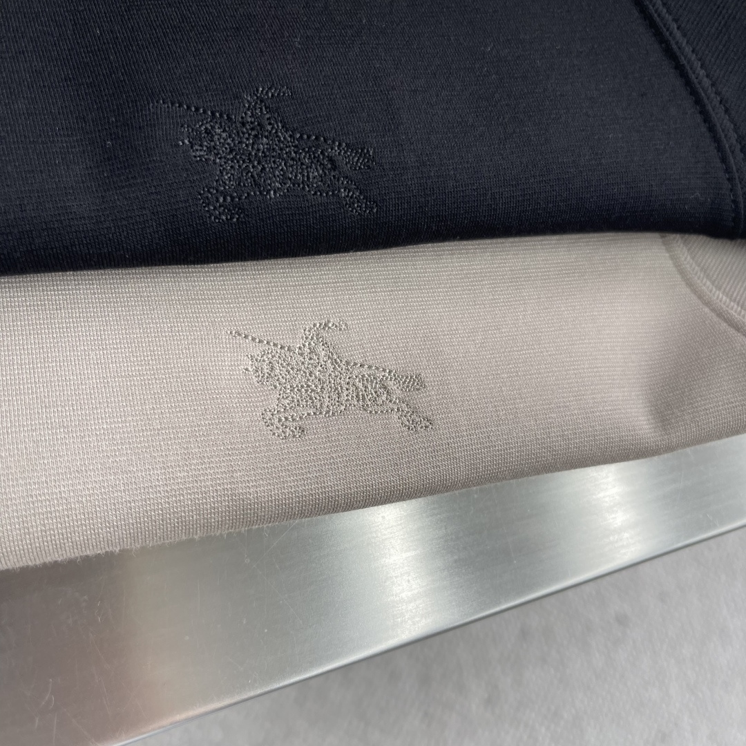 -BBR 25fw新款长袖打底T恤，3A级韩绒抑菌专利面料；手感柔软，亲肤保暖；软糯舒适，抑菌抗皱。跟专