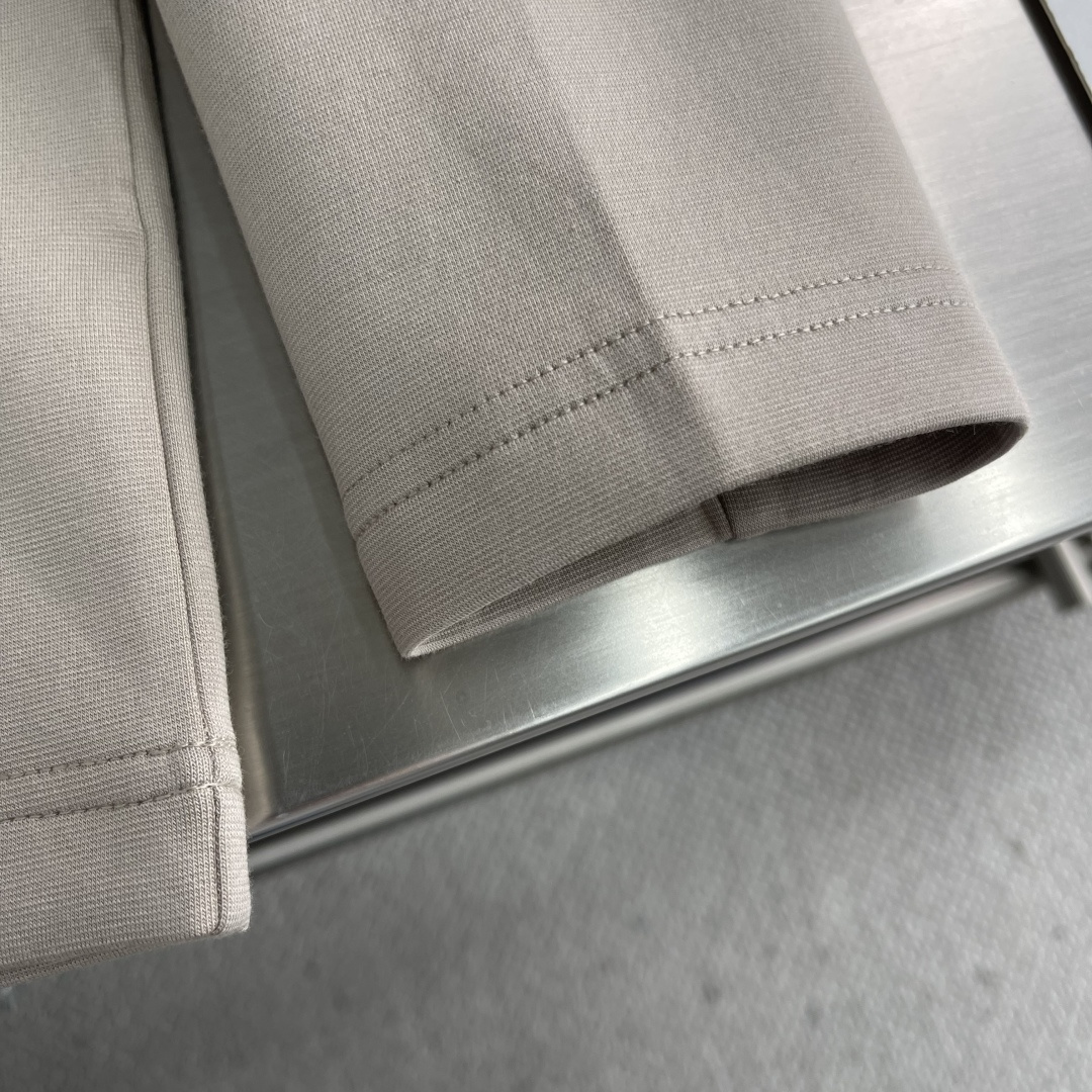 -BBR 25fw新款长袖打底T恤，3A级韩绒抑菌专利面料；手感柔软，亲肤保暖；软糯舒适，抑菌抗皱。跟专