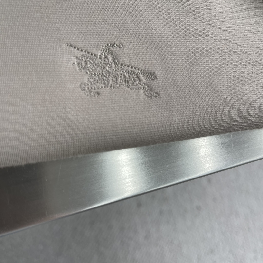 -BBR 25fw新款长袖打底T恤，3A级韩绒抑菌专利面料；手感柔软，亲肤保暖；软糯舒适，抑菌抗皱。跟专