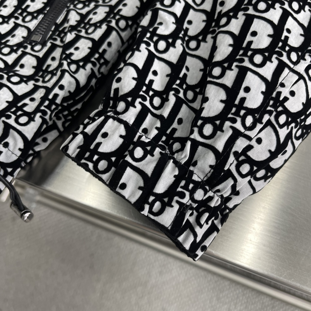 -Dio 2025秋季新品，双面可穿。简约时尚休闲夹克外套，原版进口面料，舒适透气，顶级提花工艺字母图案