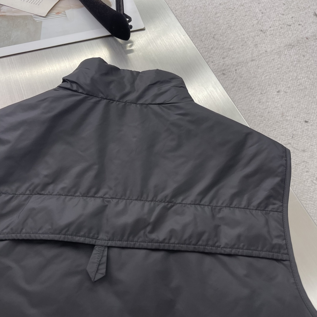 -PRAD FW官网同步发售单品男士珐琅金属三角标徽标饰再生尼龙夹棉马甲背心外套，这款正面拉链式加衬背心