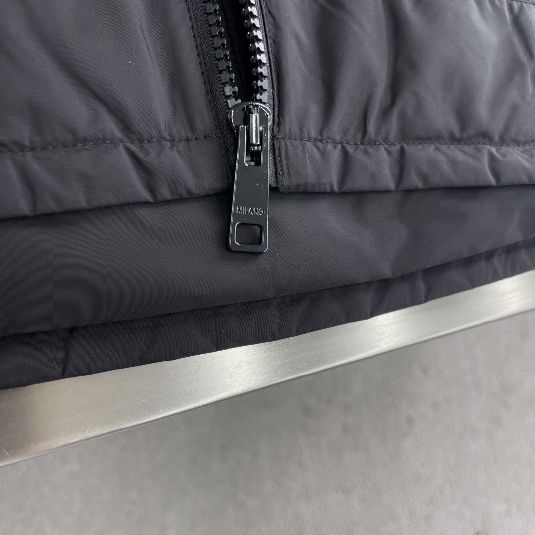 -PRAD FW官网同步发售单品男士珐琅金属三角标徽标饰再生尼龙夹棉马甲背心外套，这款正面拉链式加衬背心