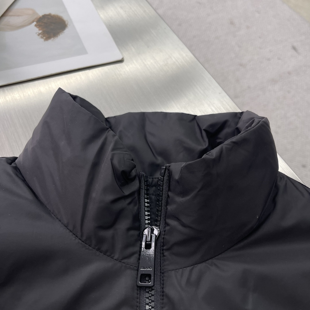 -PRAD FW官网同步发售单品男士珐琅金属三角标徽标饰再生尼龙夹棉马甲背心外套，这款正面拉链式加衬背心