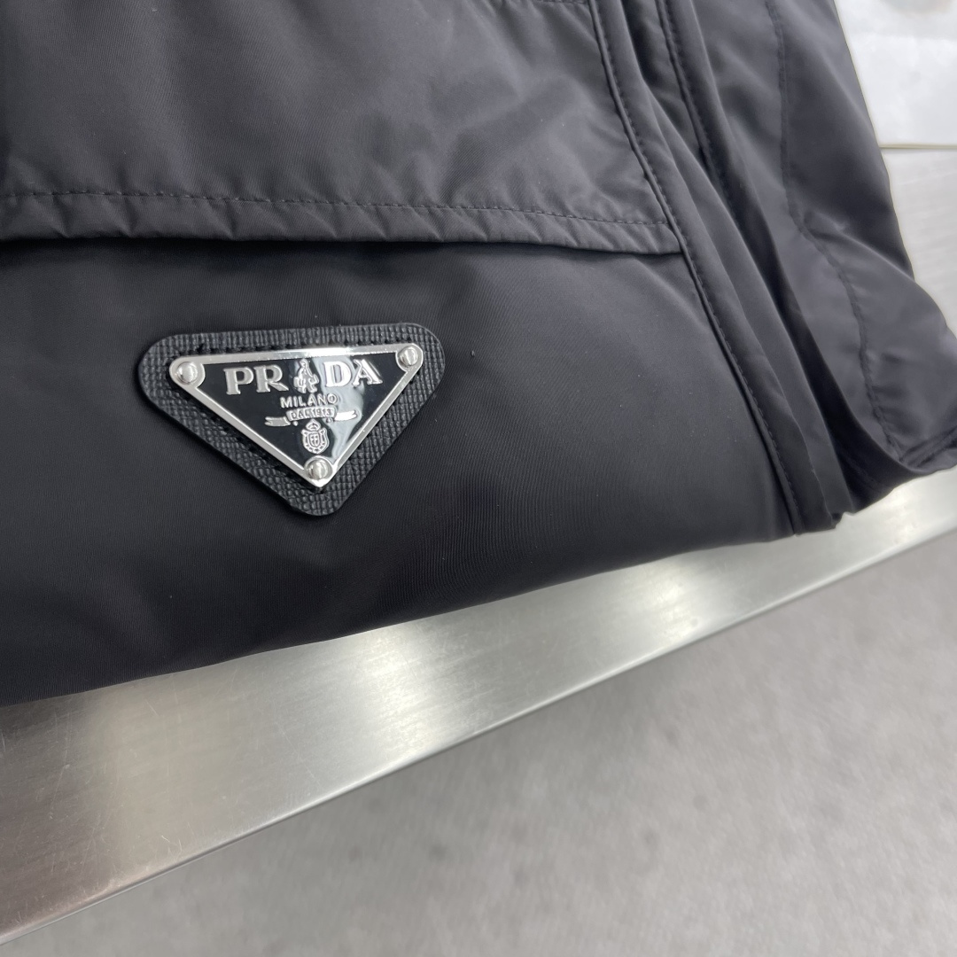 -PRAD FW官网同步发售单品男士珐琅金属三角标徽标饰再生尼龙夹棉马甲背心外套，这款正面拉链式加衬背心