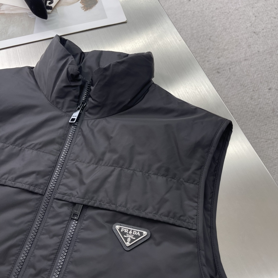 -PRAD FW官网同步发售单品男士珐琅金属三角标徽标饰再生尼龙夹棉马甲背心外套，这款正面拉链式加衬背心