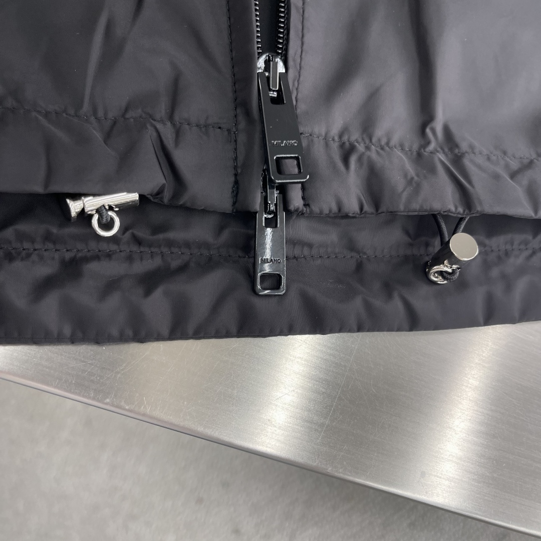 -PRAD 纯色功能性尼龙拉链夹克定制雅韵轻坚再生尼龙绸 轻盈如羽 舒适贴肤 以一袭纯净 散发着与生俱来