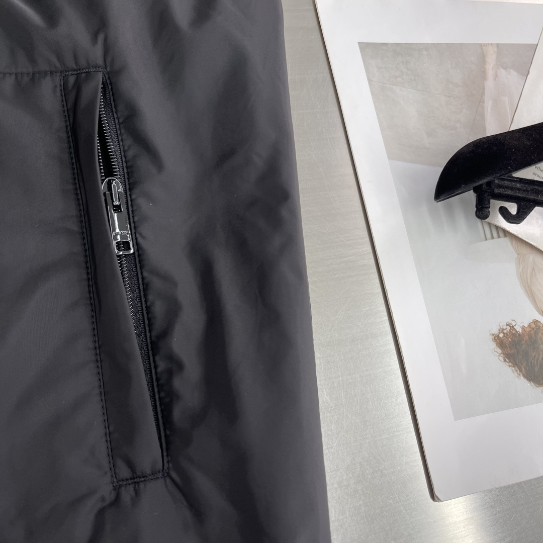 -PRAD 纯色功能性尼龙拉链夹克定制雅韵轻坚再生尼龙绸 轻盈如羽 舒适贴肤 以一袭纯净 散发着与生俱来